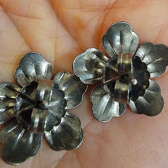 #Sabika Antique Silver Flower Petal Studs, #Sapphire London Stone Center 0.75" - Picture 4 of 4